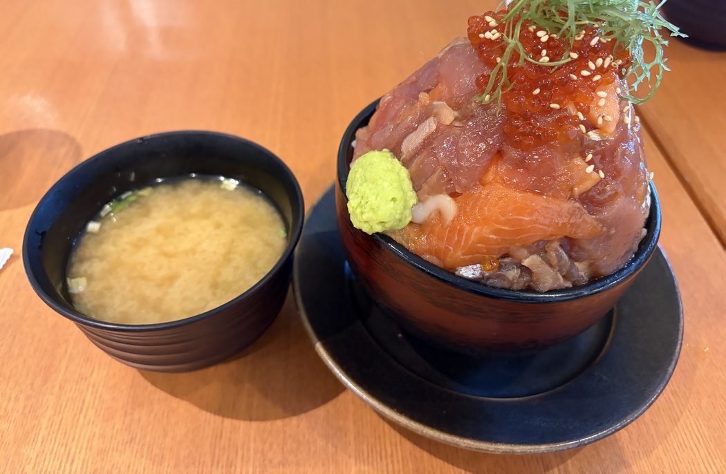 道の駅 伊東マリンタウンで行きの昼食に食べた海鮮丼。マグロ・サーモン・いくらが山盛りで、みそ汁が付いている
